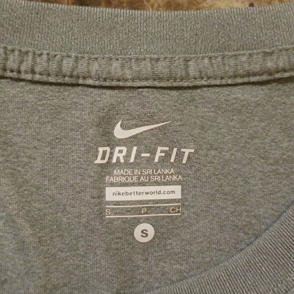 Nike tee - Picture 2 of 2